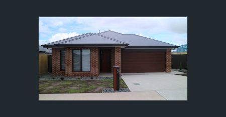 Spacious 4 Bedroom Home In West End Location - Photo 4