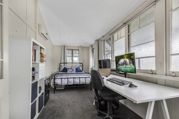 “Charming Renovated Queenslander in a convenient location.” - Photo 1