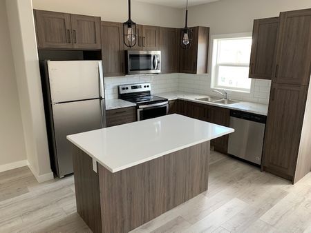 Gorgeous Pet Friendly 3-Bed Townhome in Aspen Lakes Blackfalds!! - Photo 4