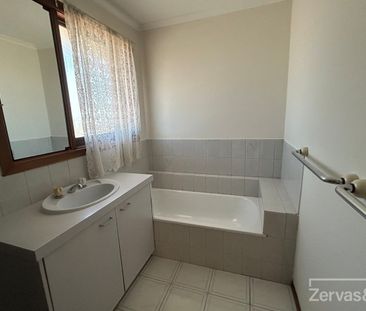 Well-Presented Townhouse in Prime Location - Photo 4