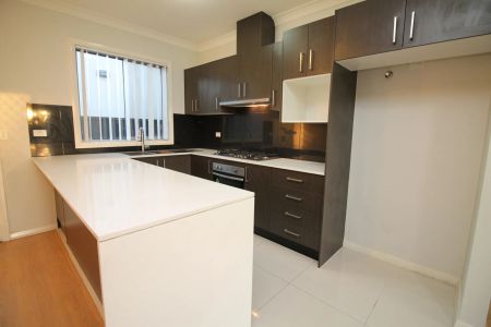 Large 3 Bedroom Townhouse with Two Secure Car Spaces - Photo 3
