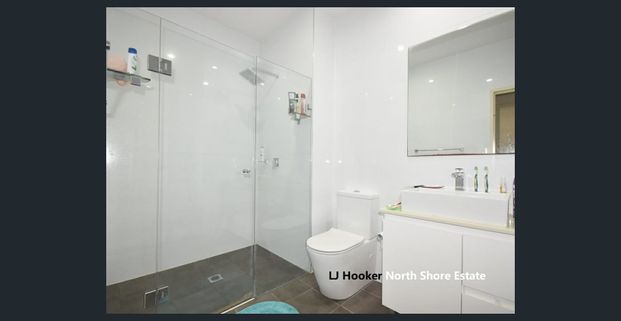 Spacious Courtyard Home with Floorboards - Photo 1