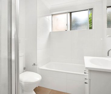 Renovated 2 bedroom apartment in centre of Dee Why - Photo 4