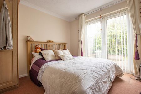 3 bedroom semi-detached bungalow to rent - Photo 4