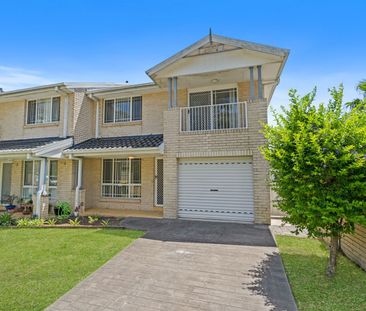 Large Three bedroom with air conditioning in selective school zone - Photo 1