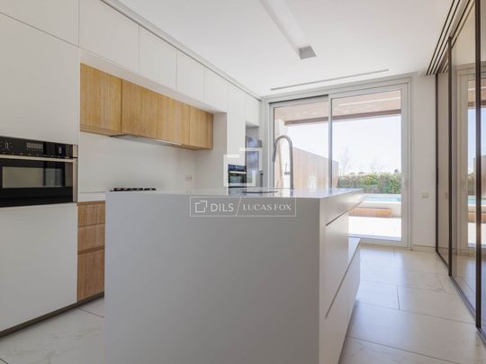 Excellent 3 Bedroom apartment with 137m² garden for rent in Pozuelo, Madrid - Photo 1