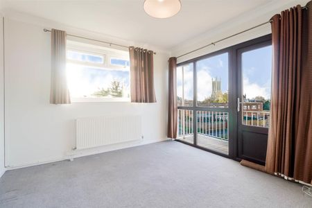 A 2 Bedroom Flat in Overton Park Road, Cheltenham - Photo 2