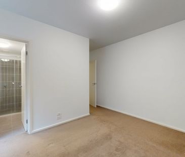 Stylish Ground Floor Living in the Heart of Parkville Gardens - Photo 4