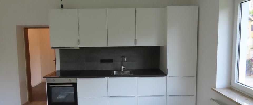 Arzberg – Zentrumsnahe 2-Zimmer-Wohnung mit Einbauküche & Terrasse zur Miete - Foto 1