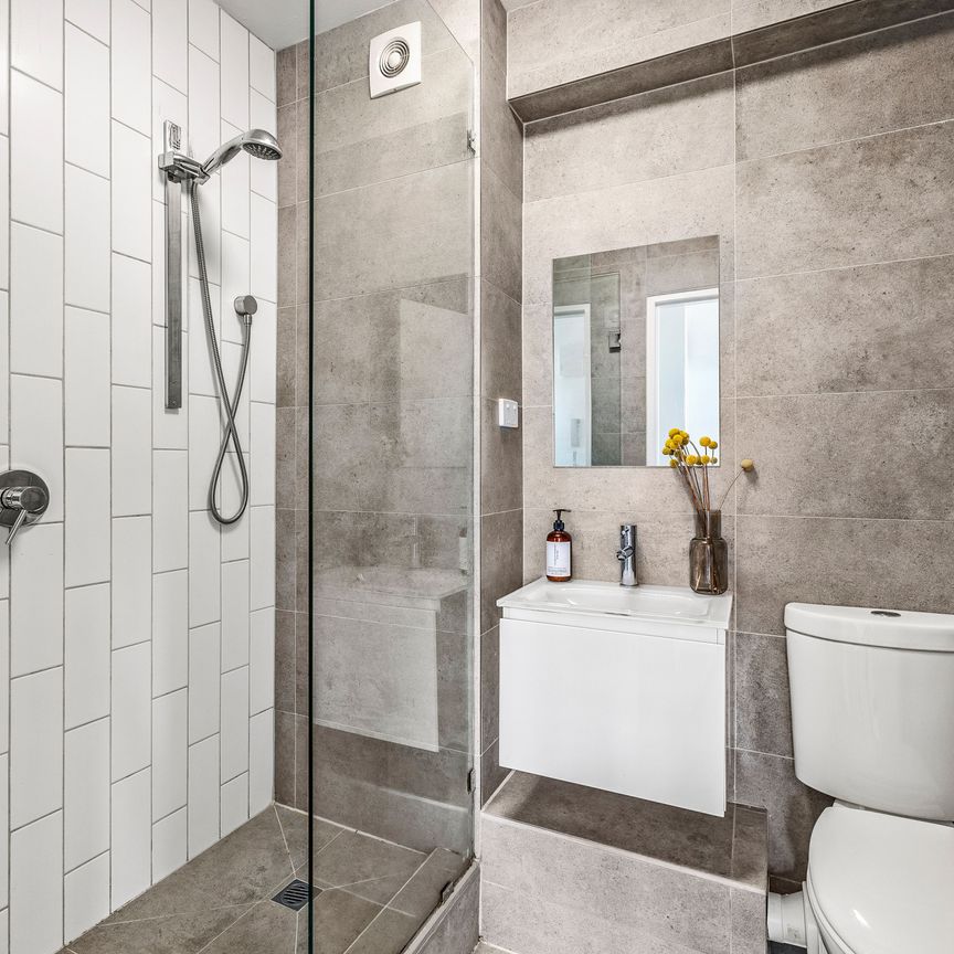 Sunset Beach Tower: St Kilda's Best Beachfront Living - Photo 1