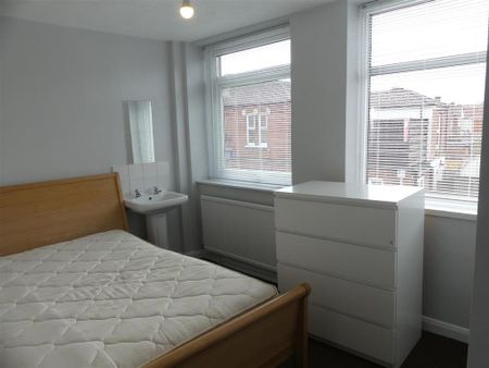 5 bedroom detached house to rent - Photo 2
