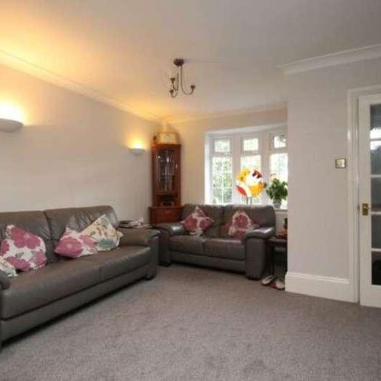 Egham Hill, Egham, TW20 - Photo 1