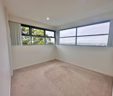 LUXURIOUS & SPACIOUS THREE BEDROOM APARTMENT IN PRIME LOCATION! - Photo 2