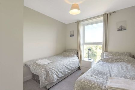 A two bedroom apartment to rent at Kennet Island in Reading. With en-suite shower room, bathroom and an allocated under ground parking space. - Photo 2