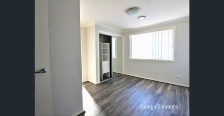 Modern three-bedroom townhouse with quality finishes - Photo 2