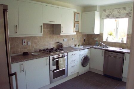 4 bedroom detached house to rent - Photo 4