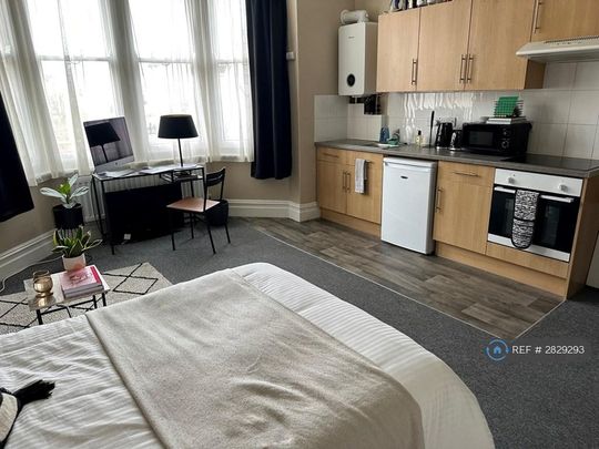 Studio to rent - Photo 1