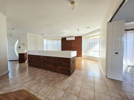 Bright and spacious, three bedroom residence in quiet court location - Photo 3