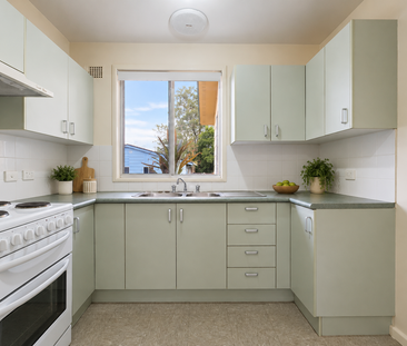 Freshly Painted Family Home Offering Easy Care Living - Photo 5