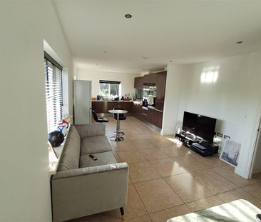 2 bed apartment to rent in Royal Connaught Drive, Bushey, WD23 - Photo 4