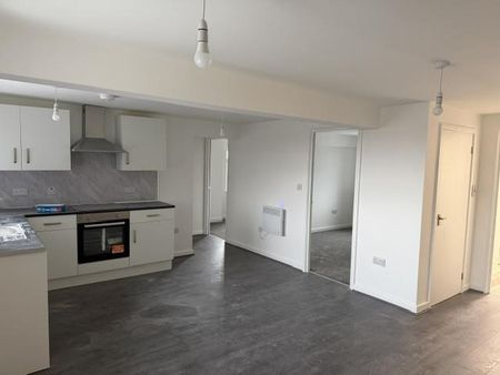 3 bedroom flat to rent - Photo 4
