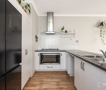 LIGHT & BRIGHT HOME close to all amenities. - Photo 4