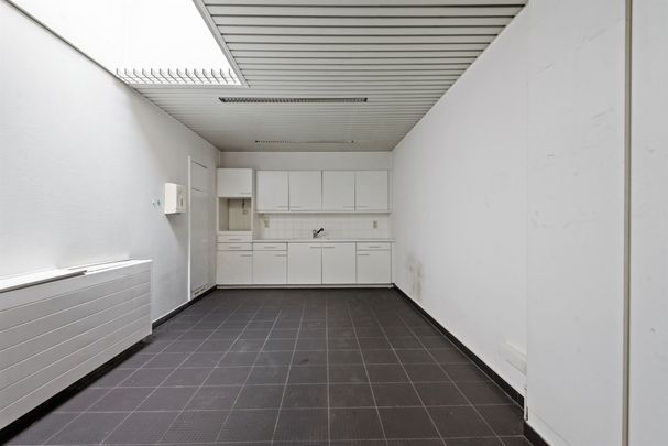 Op te frissen handelspand van 459 m² op uitstekende locatie te koop! - Photo 1