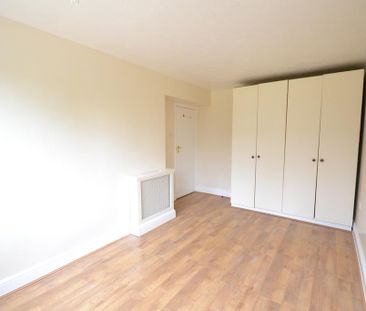 1 bedroom in a flat share to rent - Photo 4