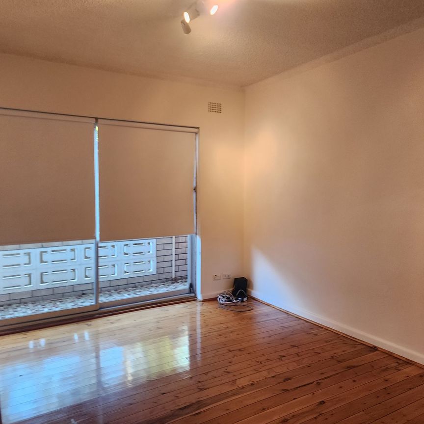 PERFECTLY LOCATED CLOSE TO STATION, SHOPS & SCHOOLS - Photo 1