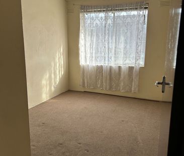 Great location |Charming 2-Bedroom Flat - Photo 2