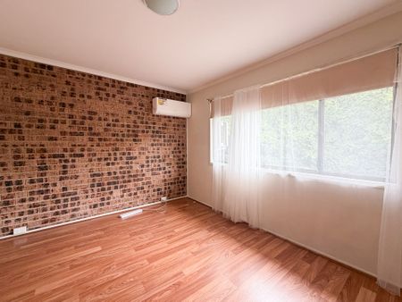 Bright & Spacious 3-Bedroom Townhouse in Prime Location - Photo 3