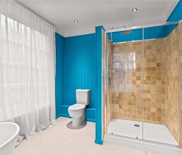 A spacious and fully refurbished four bedroom family home situated ... - Photo 6