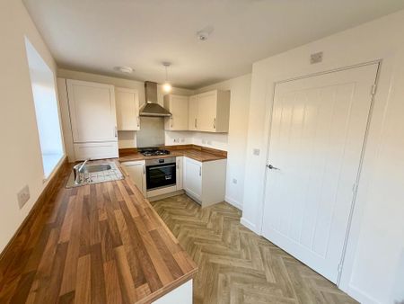 3 bedroom semi-detached house to rent - Photo 4