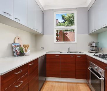 Style & quality in a modern two-level terrace - Photo 5