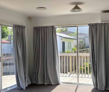 Stunning 3 Bedroom Home with Double Garage! - Photo 1
