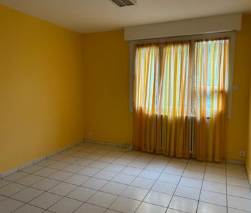 Location Appartement 4 pièces 77m² VILLEFRANCHE DE ROUERGUE 12200 - Photo 3