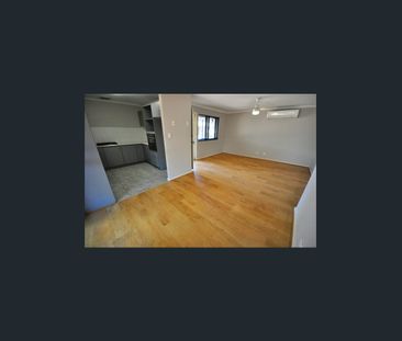 SPACIOUS, COSY & CLOSE TO EVERYTHING! - Photo 2