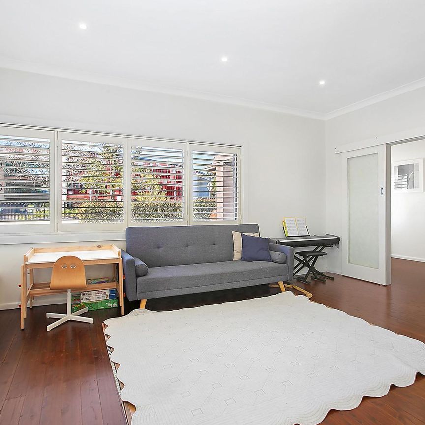 A Family-Friendly Contemporary Comfort in Prime Ryde Location - Photo 1