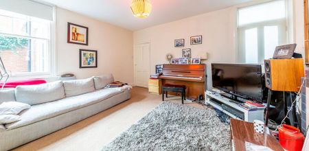 Located on a very popular road within the Crouch End area - Photo 3