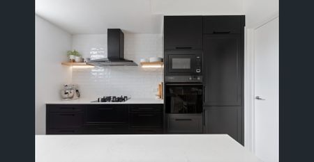 LIGHT & BRIGHT! - Photo 2