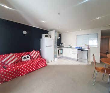 City Centre - Fully Furnished 1 Bedroom Apartment With A Carpark - Photo 5