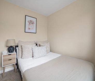 3 Bed Flat, Morris Gardens, SW18 - Photo 4