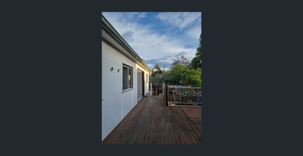 SEMI-FURNISHED 1 BEDROOM GRANNY FLAT - CLOSE TO STATION - Photo 1