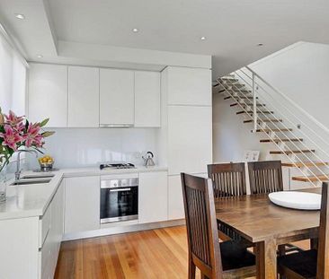 2/32 Hutton Street, Thornbury VIC 3071 - Photo 4