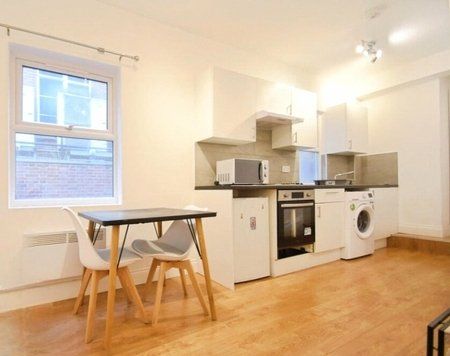 High Street, Staines-upon-thames, Surrey, TW18 - Photo 4