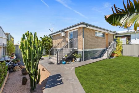 Furnished coastal abode - Photo 4