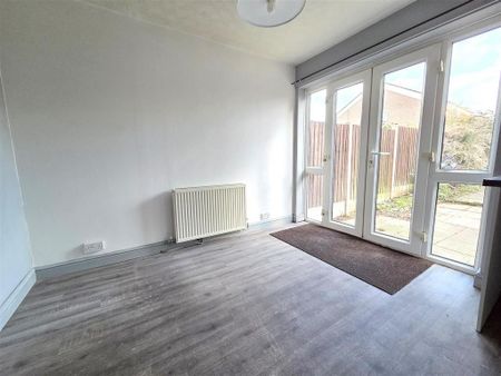 3 bedroom semi-detached house to rent - Photo 2