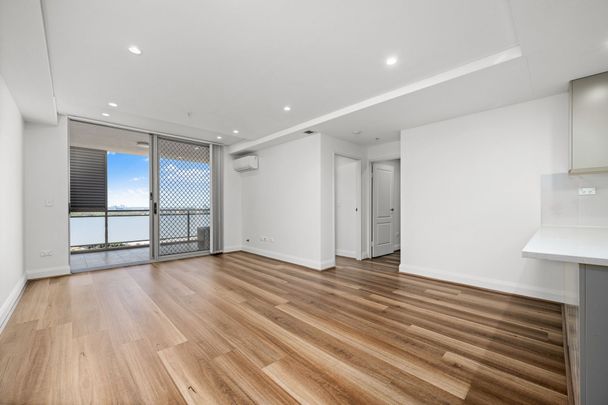 Ground floor, Prime location, Minutes Walk To Station And Shopping Centre!! - Photo 1