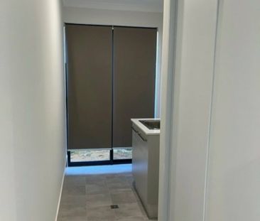 Stunning 4 Bedroom 2 Bathroom Home - Photo 2