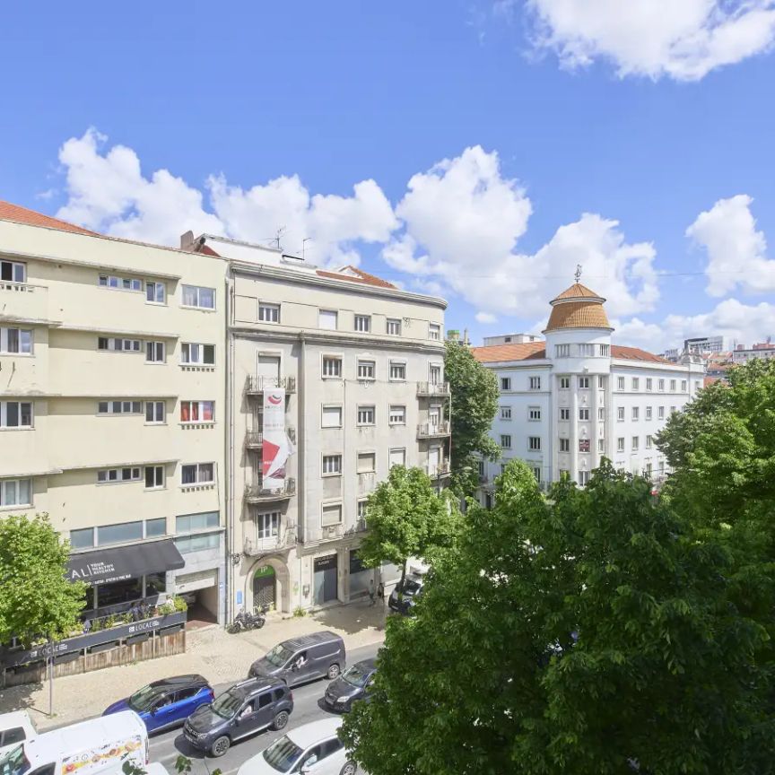 Room in a shared 7-bedroom apartment for rent in Lisbon. - Photo 1